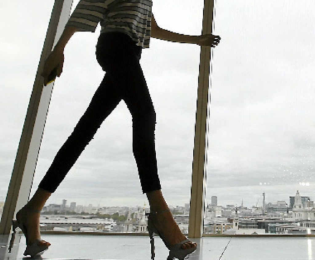 BEAUTY IS PAIN? Reports a woman was hospitalised after squatting for several hours in skinny leg jeans, makes you question the choice to wear something too tight. BEAUTY IS PAIN? Reports a woman was hospitalised after squatting for several hours in skinny leg jeans, makes you question the choice to wear something too tight.